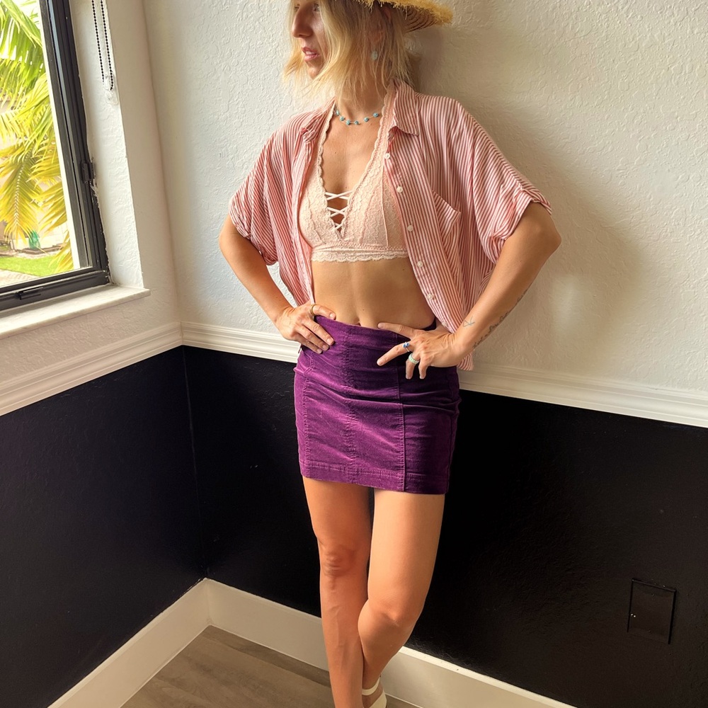 It’s a bundle of mini skirt purple with a beautiful orange shirt sleeve ;